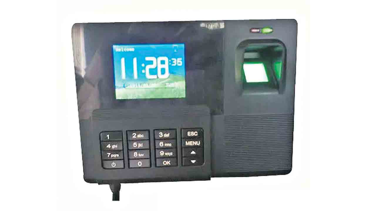 మేడ్చల్‌ కలెక్టరేట్‌లో బయోమెట్రిక్‌