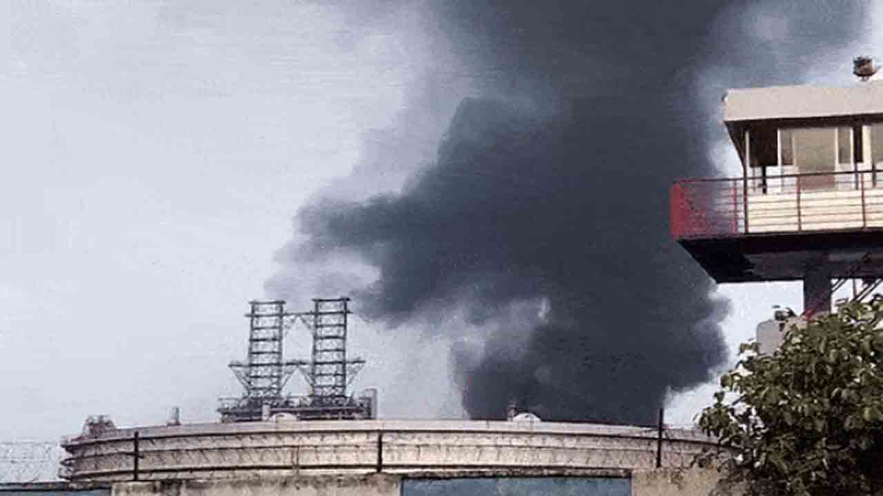 Blast at IOC refinery | ఐవోసీ రిఫైనరీలో భారీ పేలుడు.. ఎగసిపడిన పొగలు