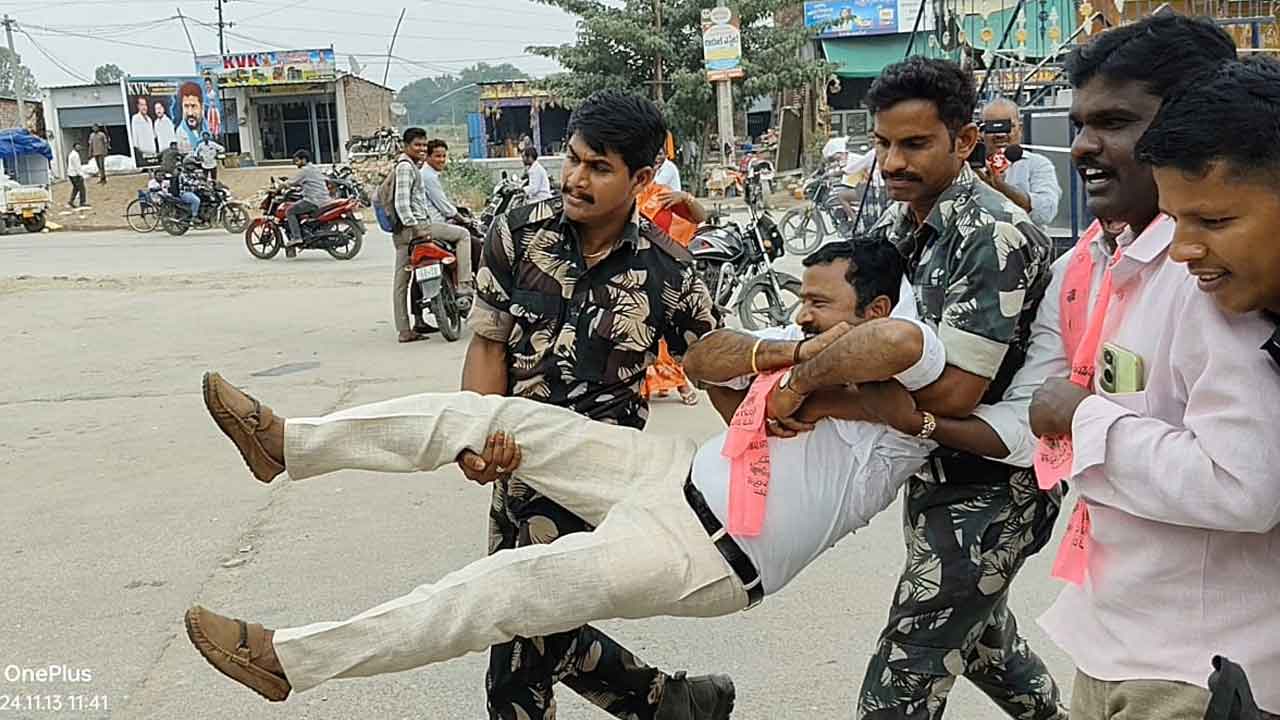 BRS | నరేందర్ రెడ్డి అక్రమ అరెస్టుకు వ్యతిరేకంగా.. బీఆర్ఎస్ నాయకుల రాస్తారోకో