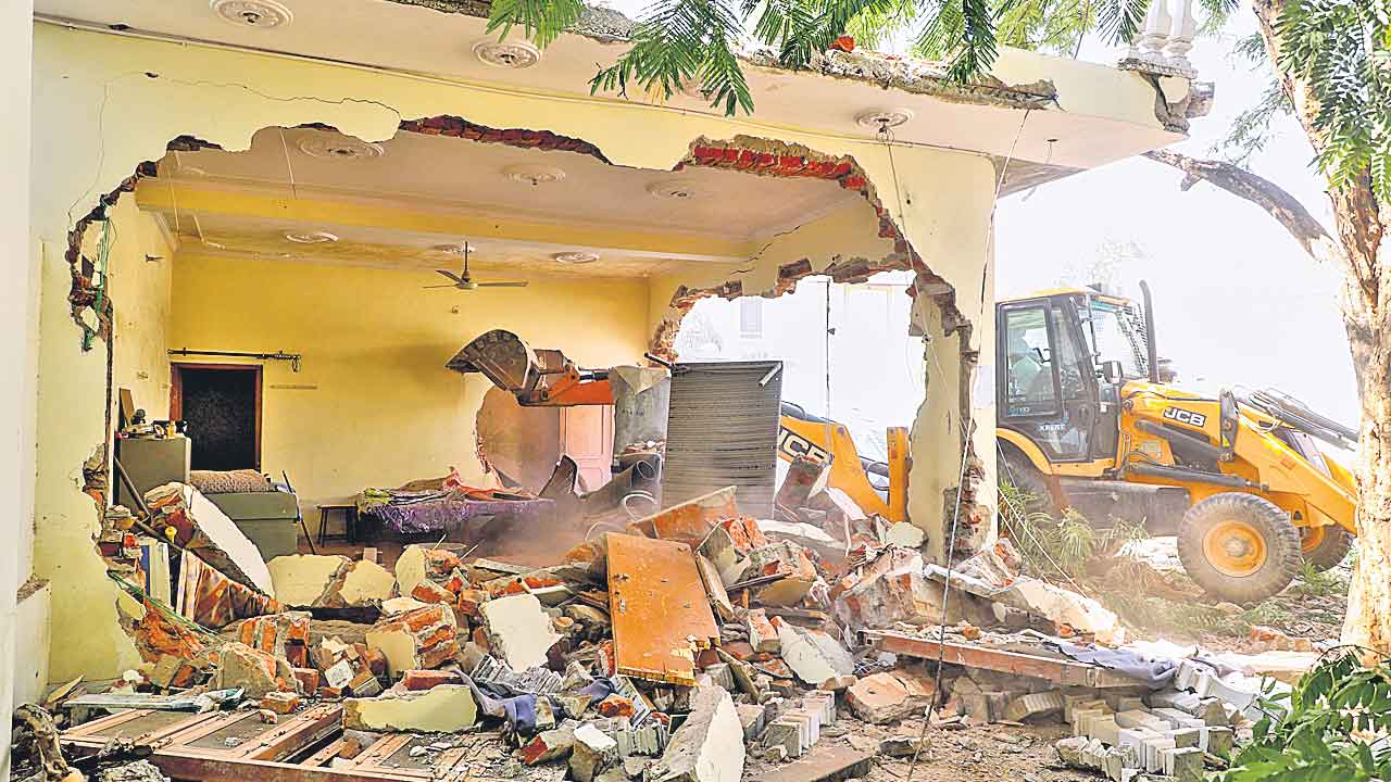 Supreme Court | బుల్డోజర్లకు బ్రేకులు.. నోటీసులు ఇవ్వకుండా ఆస్తులు కూల్చొద్దు: సుప్రీంకోర్టు