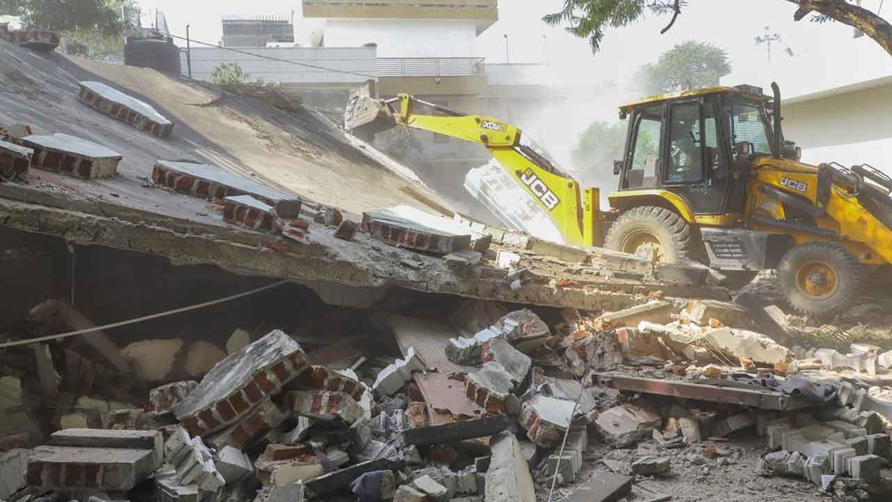 బుల్డోజర్‌కు అడ్డుకట్ట