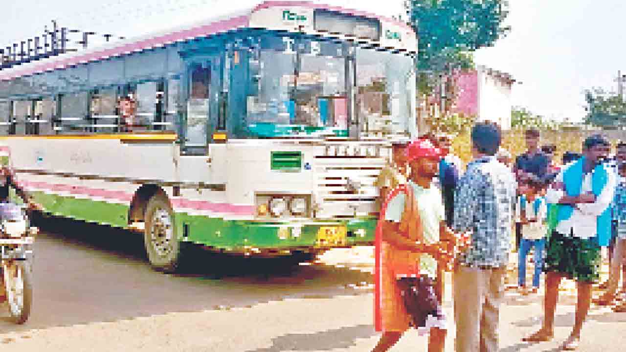 ఫిట్‌నెస్‌ లేని బస్సులతో పరేషాన్‌