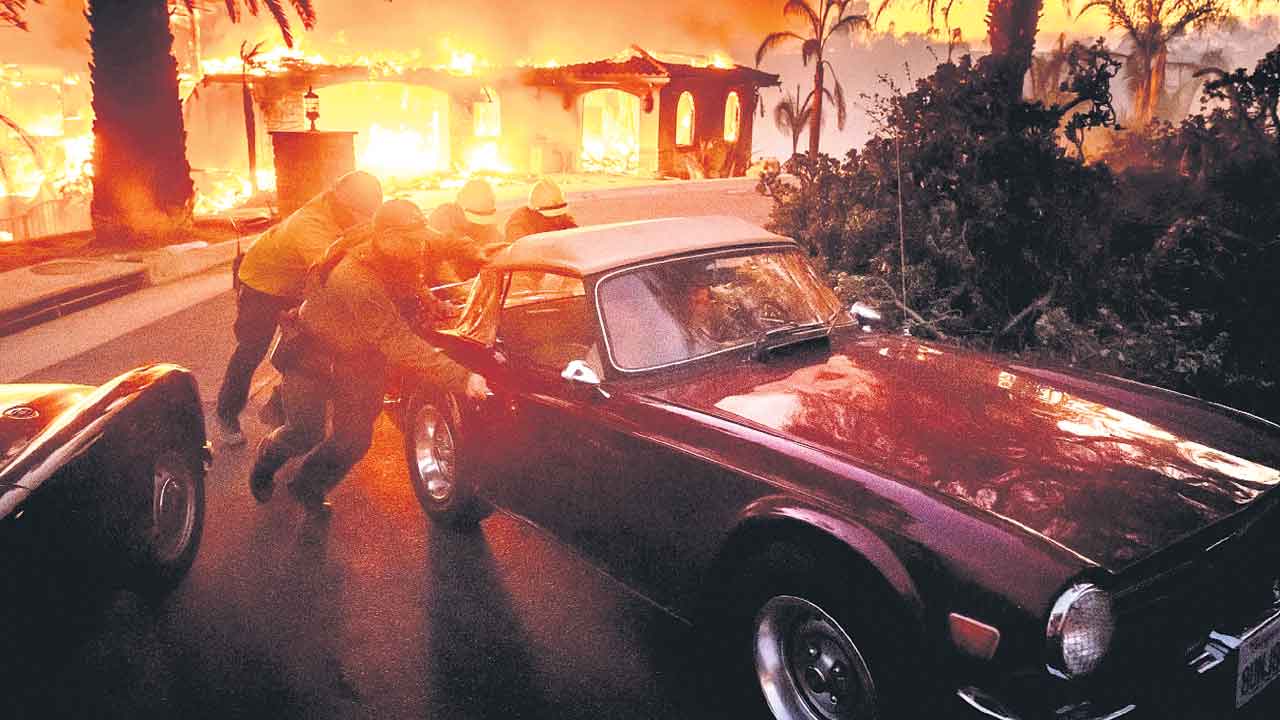 Wildfire | కాలిఫోర్నియాలో భారీ కార్చిచ్చు.. వేలాది ఇండ్లు అగ్నికి ఆహుతి