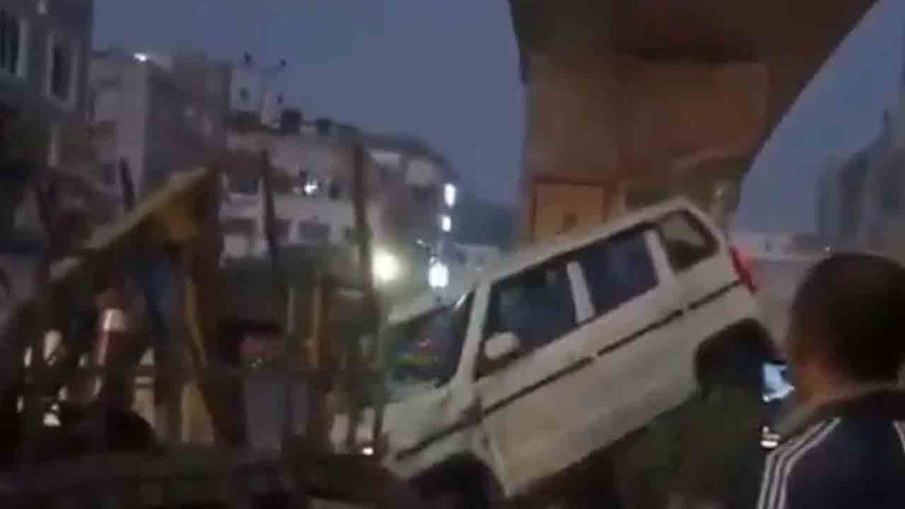 Road Accident | మాదాపూర్‌లో ఘోర ప్ర‌మాదం.. డివైడ‌ర్‌ను ఢీకొట్టిన కారు