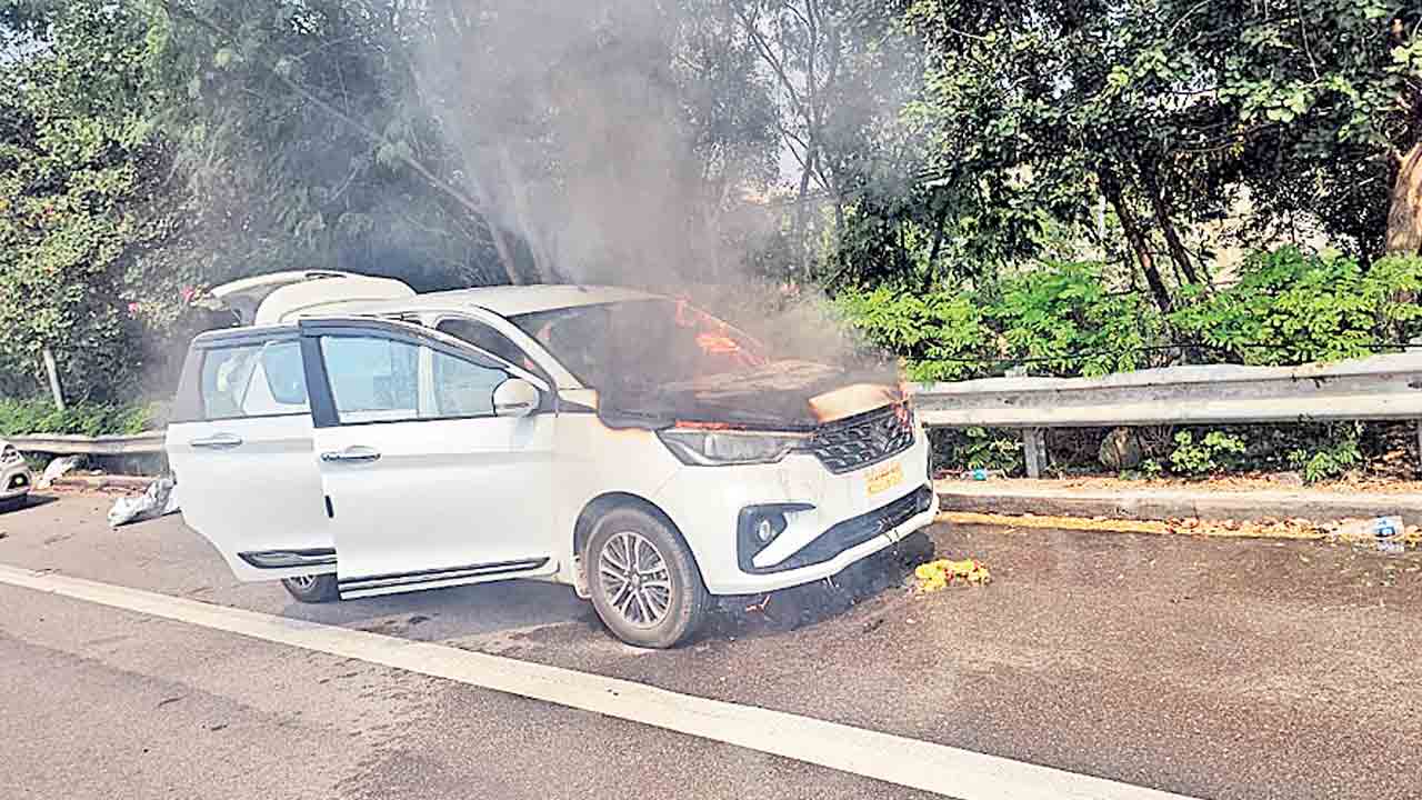 ఔటర్‌ రింగ్‌ రోడ్డుపై కారులో మంటలు