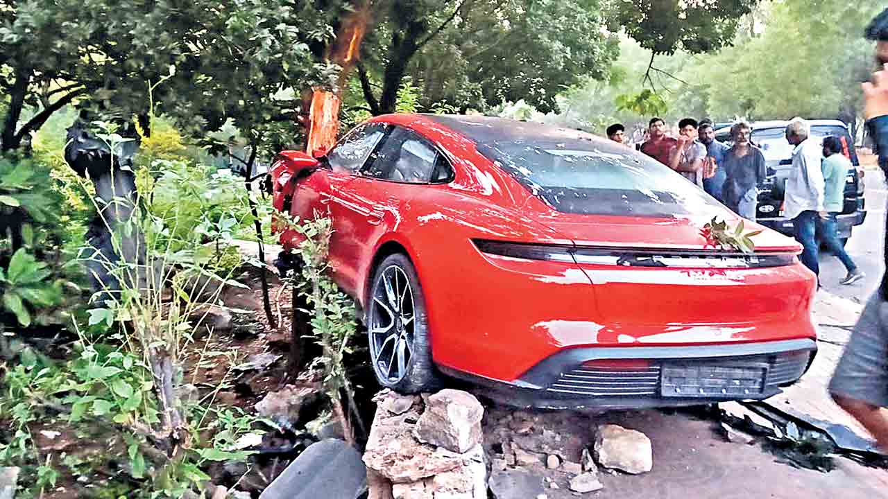 వేగంతో వచ్చి.. గోడను ఢీకొట్టి..