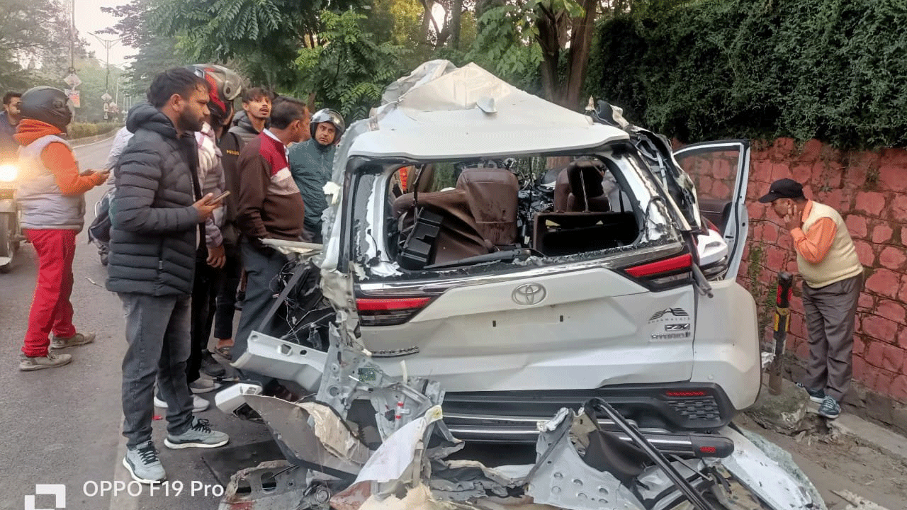 Car-Truck Collision:  ట్రక్కును ఢీకొన్న ఇన్నోవా కారు.. ఆరుగురు విద్యార్థులు మృతి