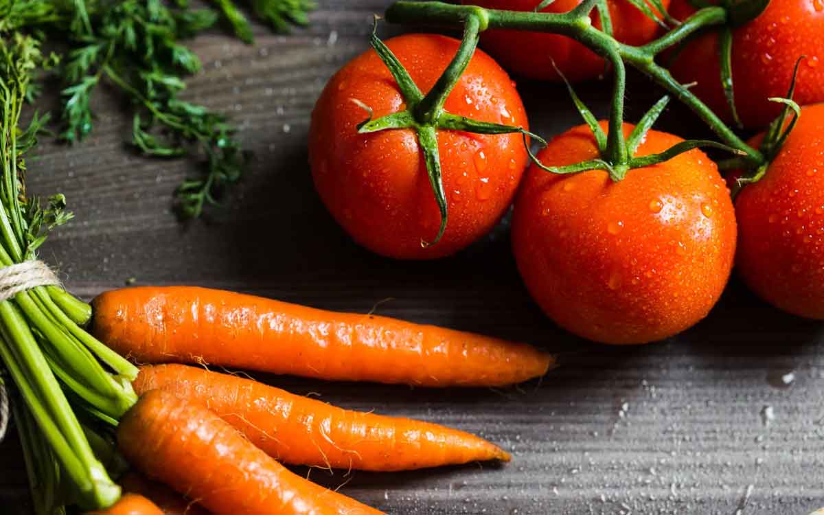 Vegetables | ట‌మాటా, క్యారెట్లు, పాల‌కూర‌ను ఉడ‌క‌బెట్టి తినాలా.. ప‌చ్చిగా తినాలా..?