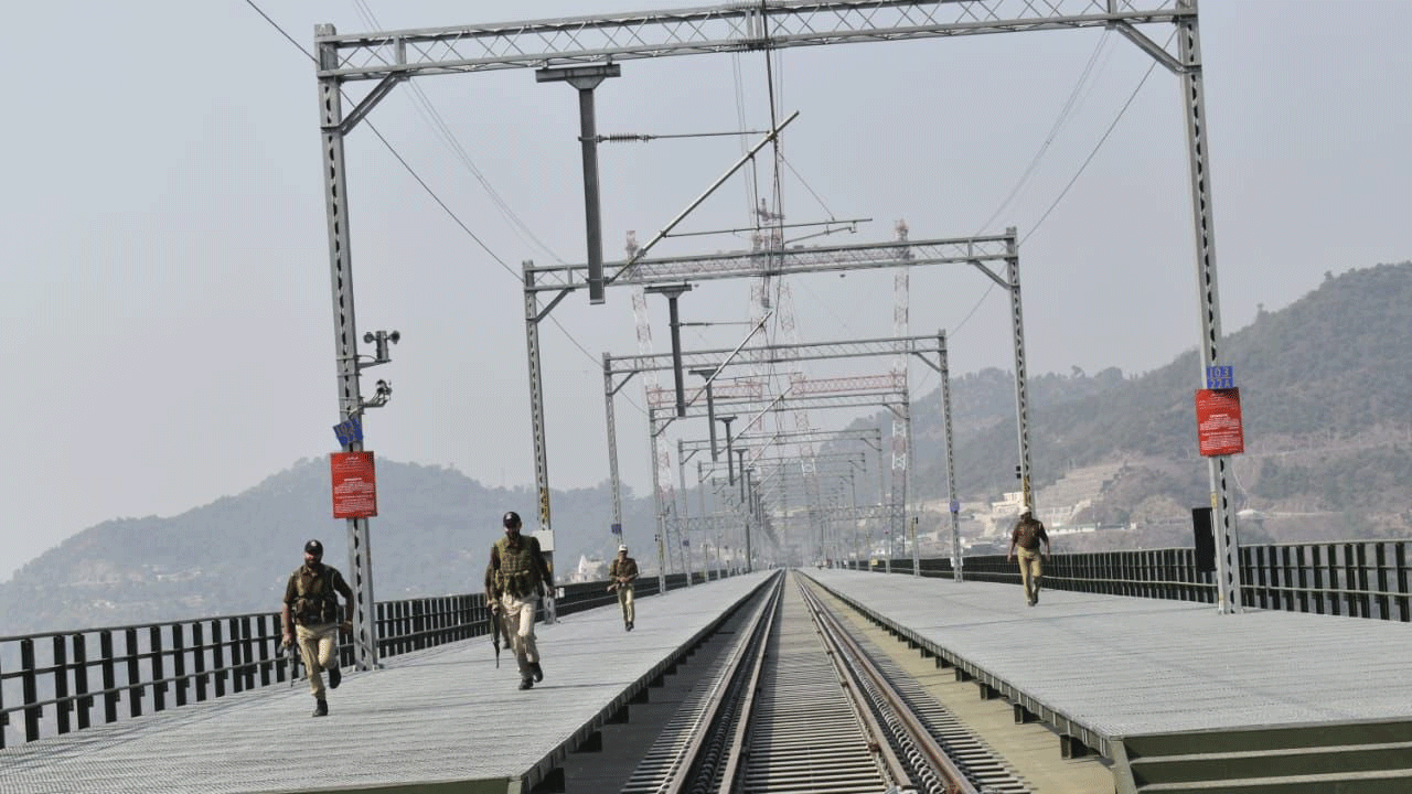 Chenab Rail Bridge: ప్ర‌పంచంలోనే అత్యంత ఎత్తైన చినాబ్ రైల్వే బ్రిడ్జ్‌పై భ‌ద్ర‌తా ద‌ళాల మాక్ డ్రిల్‌