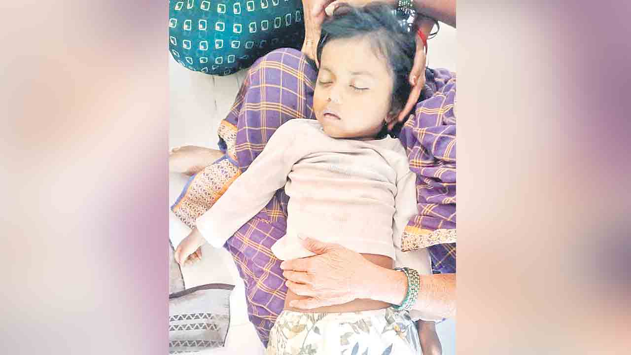 డ్రైనేజీలో పడి చిన్నారి మృతి