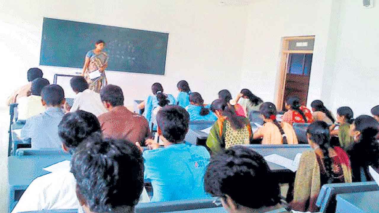 Coaching Centres | తప్పుడు ప్రకటనలు ఇస్తే మూతే.. కోచింగ్ సెంటర్లకు కేంద్రం మార్గదర్శకాలు
