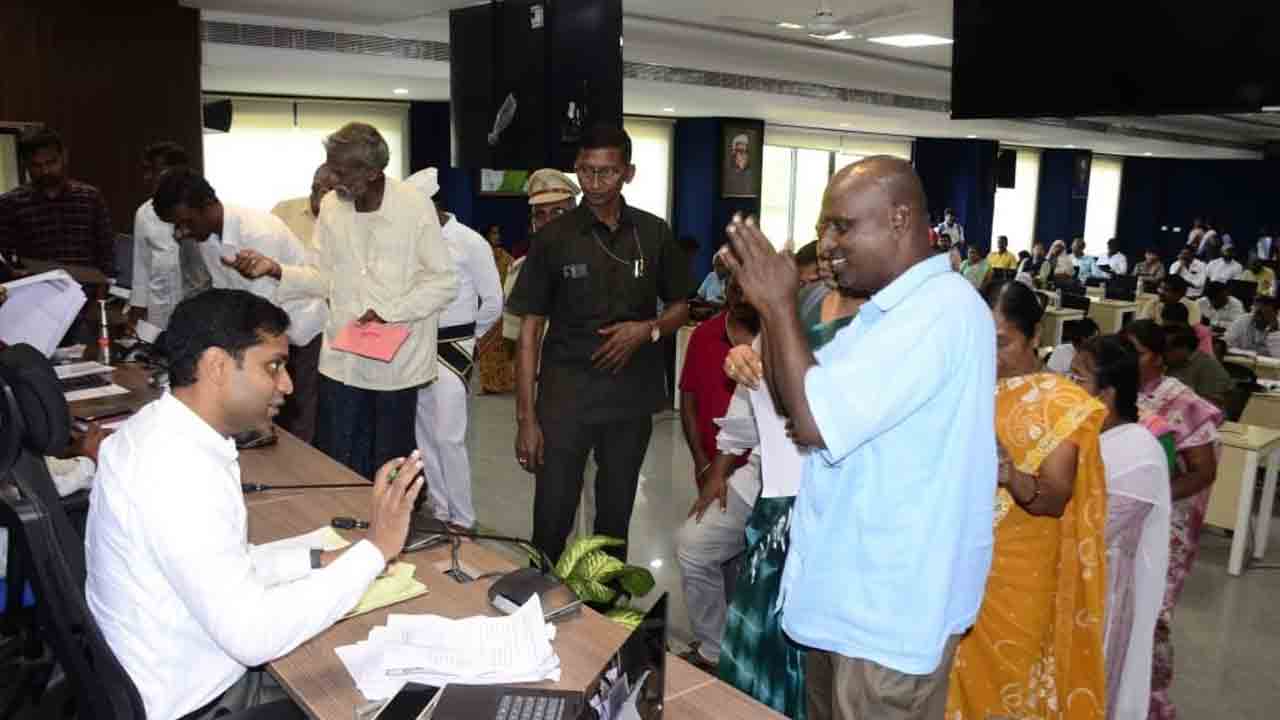 ప్రజావాణి దరఖాస్తుల పరిష్కారానికి.. ప్రత్యేక ప్రాధాన్యం కల్పించాలి