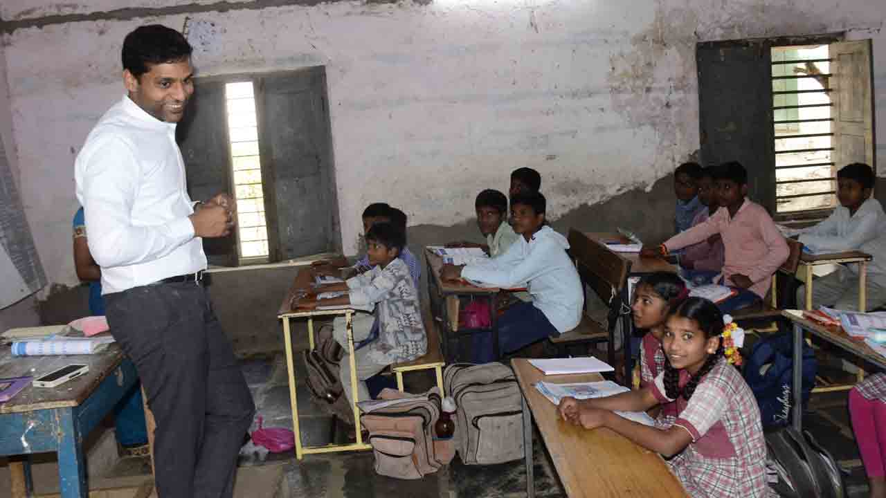 కలెక్టర్‌ ముజమ్మిల్‌ ఖాన్‌ ‘సార్‌’!