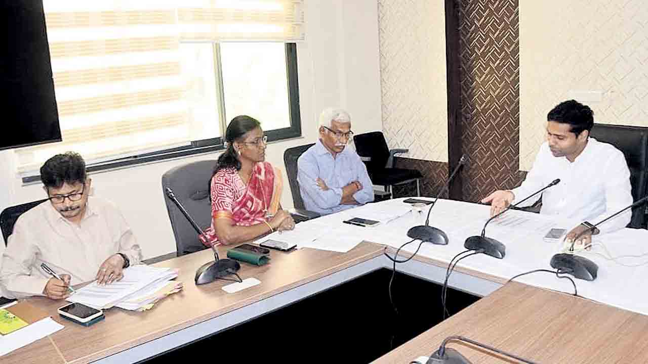 ధాన్యం కొనుగోళ్లను వేగవంతం చేయాలి