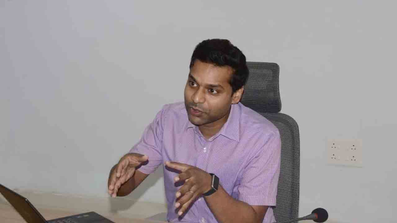 కుటుంబ సర్వేలో డేటా ఎంట్రీ కీలకం