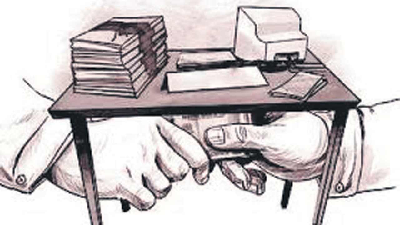 Electricity Department | కరెంటోళ్ల కాసుల దందా.. విద్యుత్తు శాఖలో పైసల్లేనిదే పనికాదు!