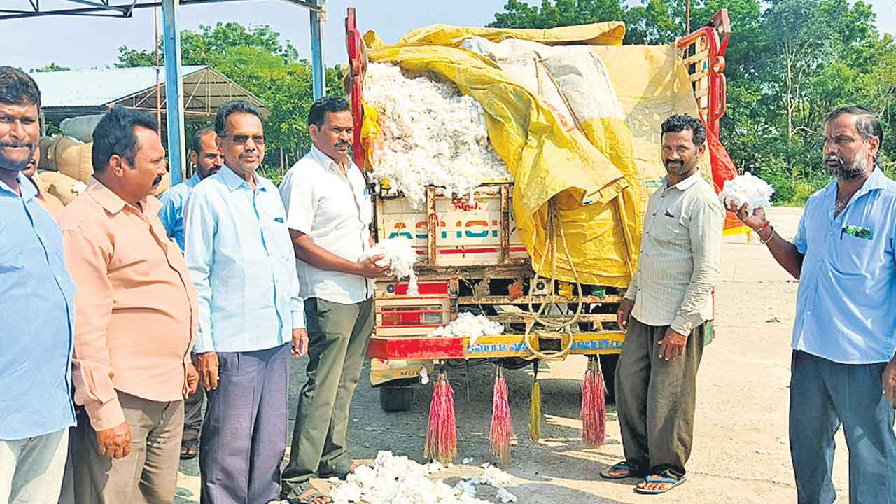 సీసీఐ కేంద్రాల్లో ప్రైవేట్‌ పత్తి నిల్వలు