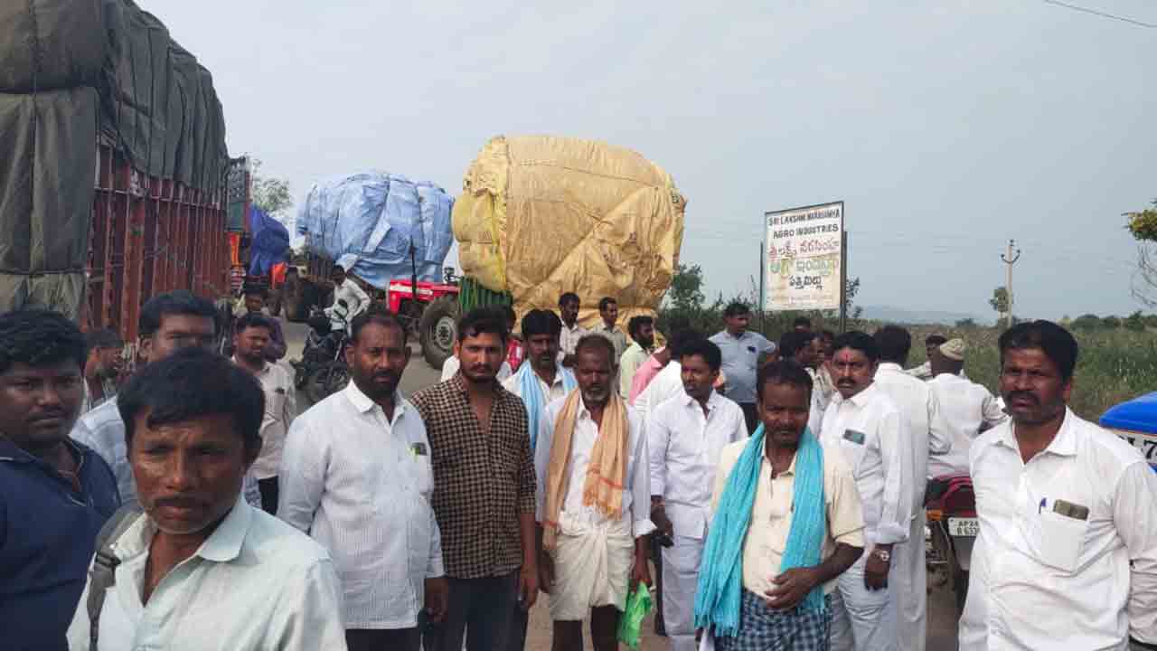 Cotton | పత్తి కొనుగోలుకు సీసీఐ కండిషన్స్‌.. టార్గెట్‌ అయిపోయిందంటూ గేటుకు తాళం