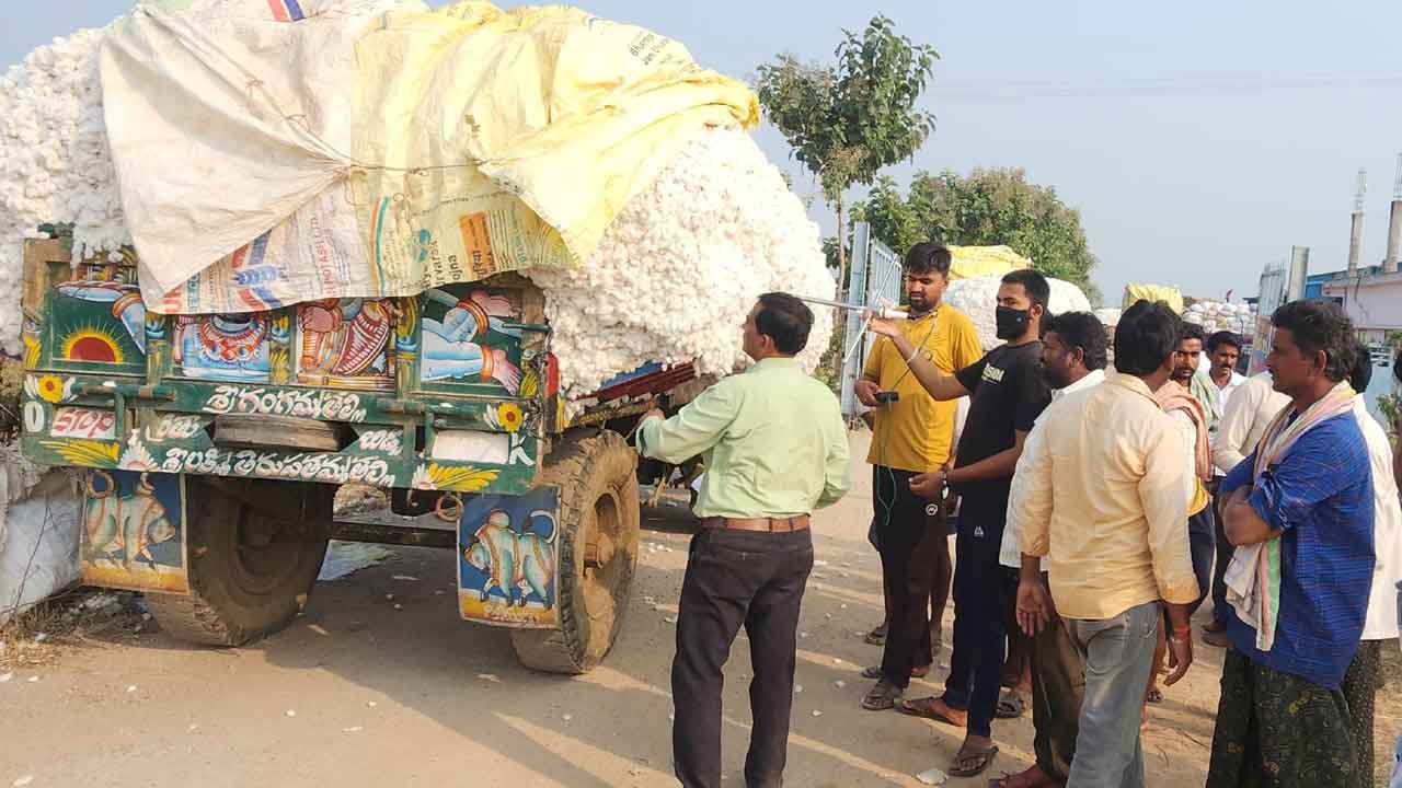 పత్తి రైతు దిగాలు.. పెట్టుబడి రాక తెల్లబోతున్న రైతన్న