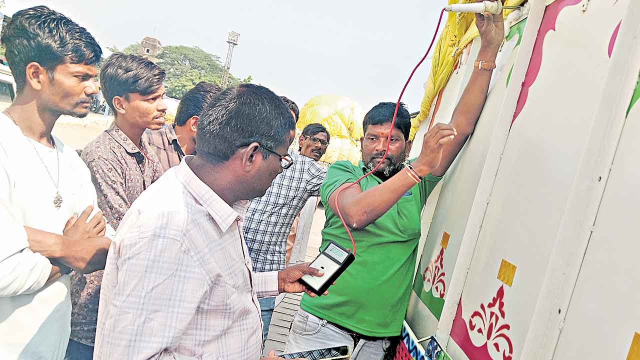 Telangana | పత్తి కాంటా.. తేమ తంటా.. కొనుగోళ్లకు సీసీఐ నిరాకరణ!