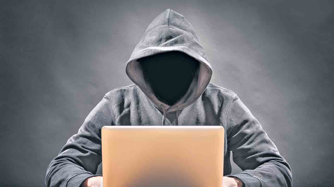 పోలీసులమంటూ వృద్ధురాలికి బెదిరింపు