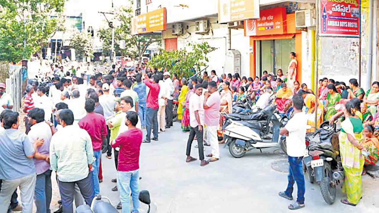 భూమి కోసం దళితుల నిరసన