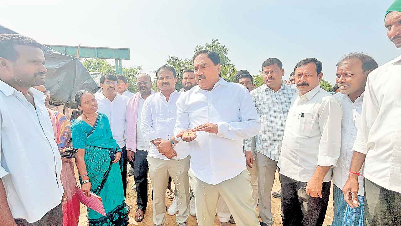 బోనస్‌ దేవుడెరుగు.. ధాన్యమే కొంటలేరు: మాజీ మంత్రి ఎర్రబెల్లి దయాకర్‌రావు