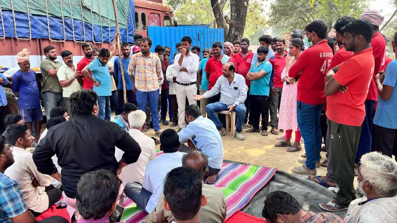 Nagarkurnool | మద్యం లారీలకు రక్షణ కల్పించాలి.. స్టాక్ పాయింట్ వద్ద యజమానుల ధర్నా