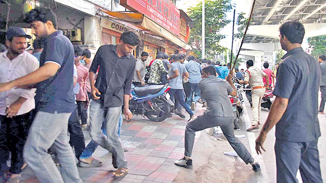 ఎమర్జెన్సీ పాలనపై ఉద్యమించాలి