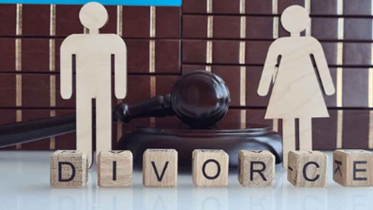 High Court | ఉద్యోగం మానేయాలని భార్యను నిర్బంధించడం క్రూరత్వమే: హైకోర్టు