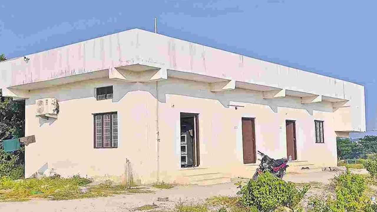 Manchiryala | వీధి కుక్కలను బంధించి తిండి పెట్టడం మర్చిపోయిన సిబ్బంది.. 8 శునకాలు మృతి