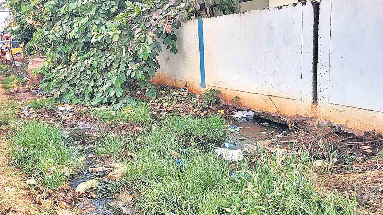 మురుగుతో తప్పని పాట్లు