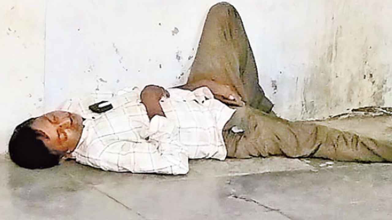 Telangana | తప్పతాగి స్కూల్‌కు వచ్చిన టీచర్‌.. మైకంలో క్లాస్‌రూంలోనే నిద్ర