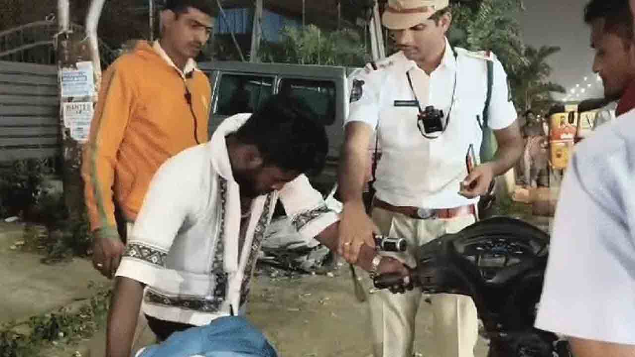 Hyderabad | మ‌ద్యం మ‌త్తులో ట్రాఫిక్ పోలీసుల‌పై దాడి
