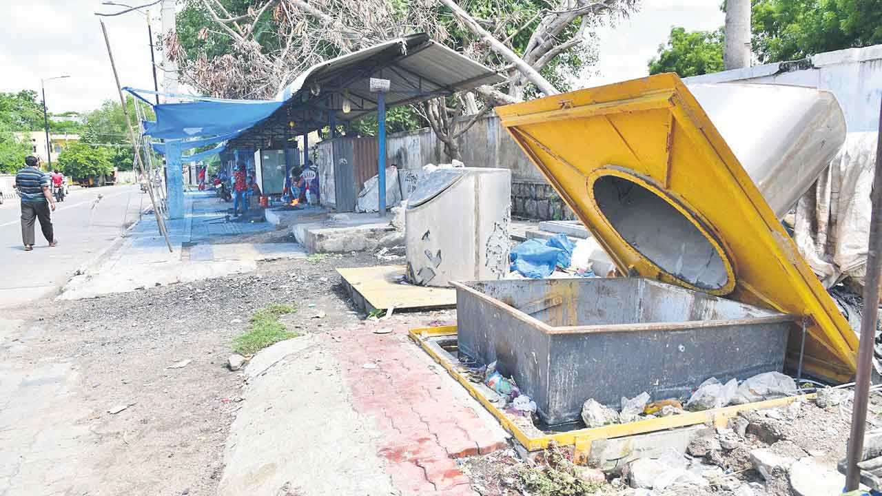 అండర్‌ గ్రౌండ్‌ బిన్స్‌.. ఔట్‌ ఆఫ్‌ సర్వీస్‌