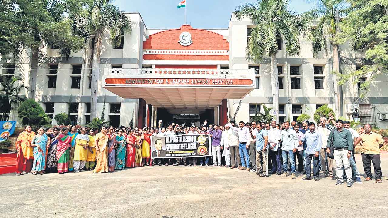 దున్నపోతుపై వర్షం.. కాంగ్రెస్‌ ప్రభుత్వ తీరు