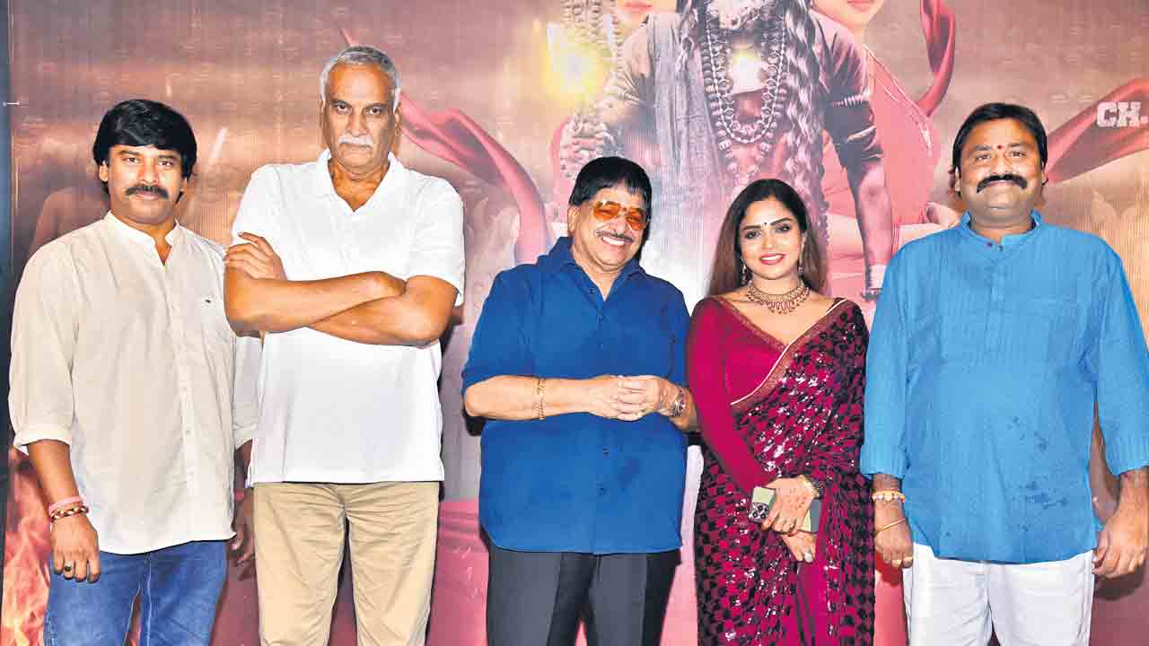 భయపెట్టే ఎర్రచీర