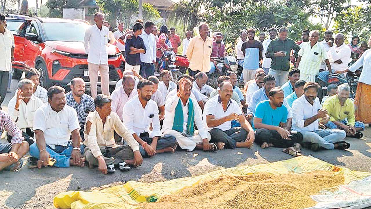 Congress Govt | సర్కారు ‘కొనుగోళ్లు’ బంద్‌.. మద్దతు ధర దక్కక రోడ్డెక్కుతున్న అన్నదాతలు