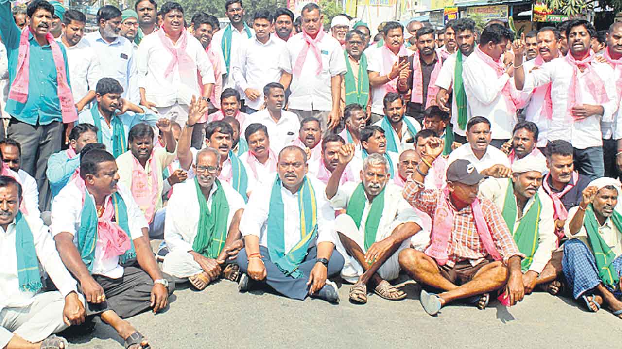 రోడ్డెక్కిన రైతన్న