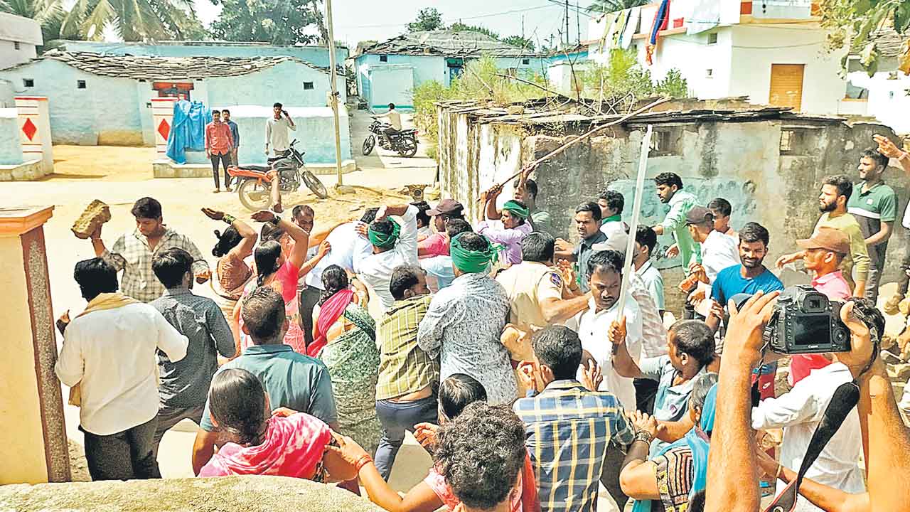 రైతుల ఆందోళనకు రాజకీయ రంగు