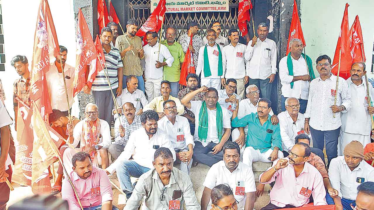 పత్తి యార్డు ఎదుట రైతు సంఘం ధర్నా