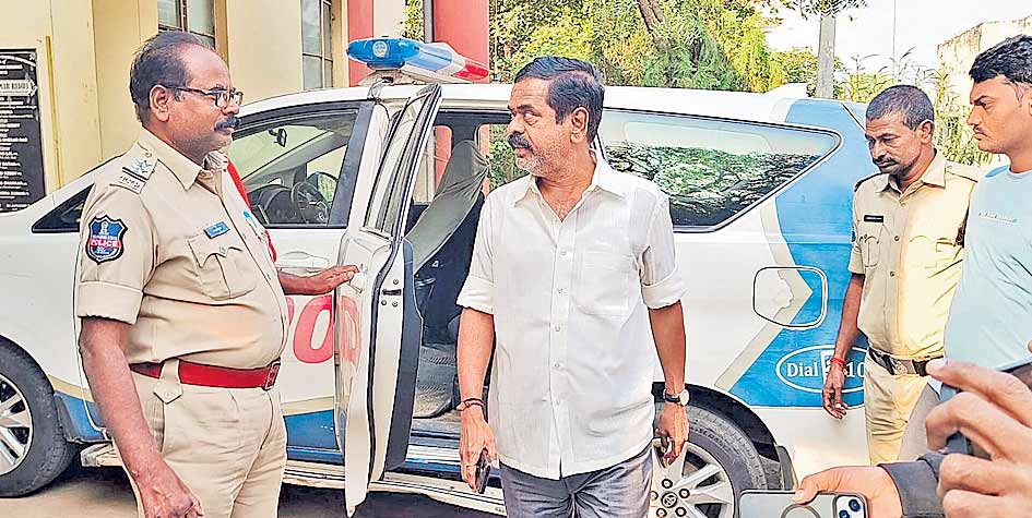 స్కూళ్లా.. యమకూపాలా?