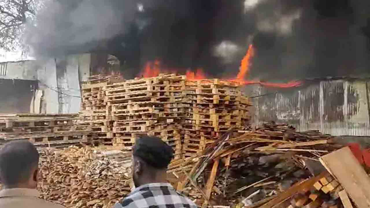 Hyderabad | ఆరాంఘ‌ర్‌లో భారీ అగ్నిప్ర‌మాదం.. ద‌ట్టంగా క‌మ్ముకున్న పొగ‌లు