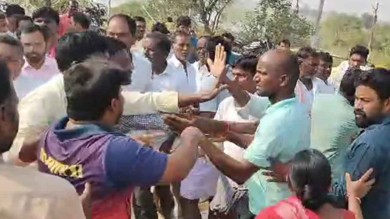 Gadwala | మేం చెప్పినట్లే వడ్లు కొనాలి.. ధాన్యం కొనుగోలు సెంటర్‌లో కాంగ్రెస్ వర్గాల మధ్య ఘర్షణ