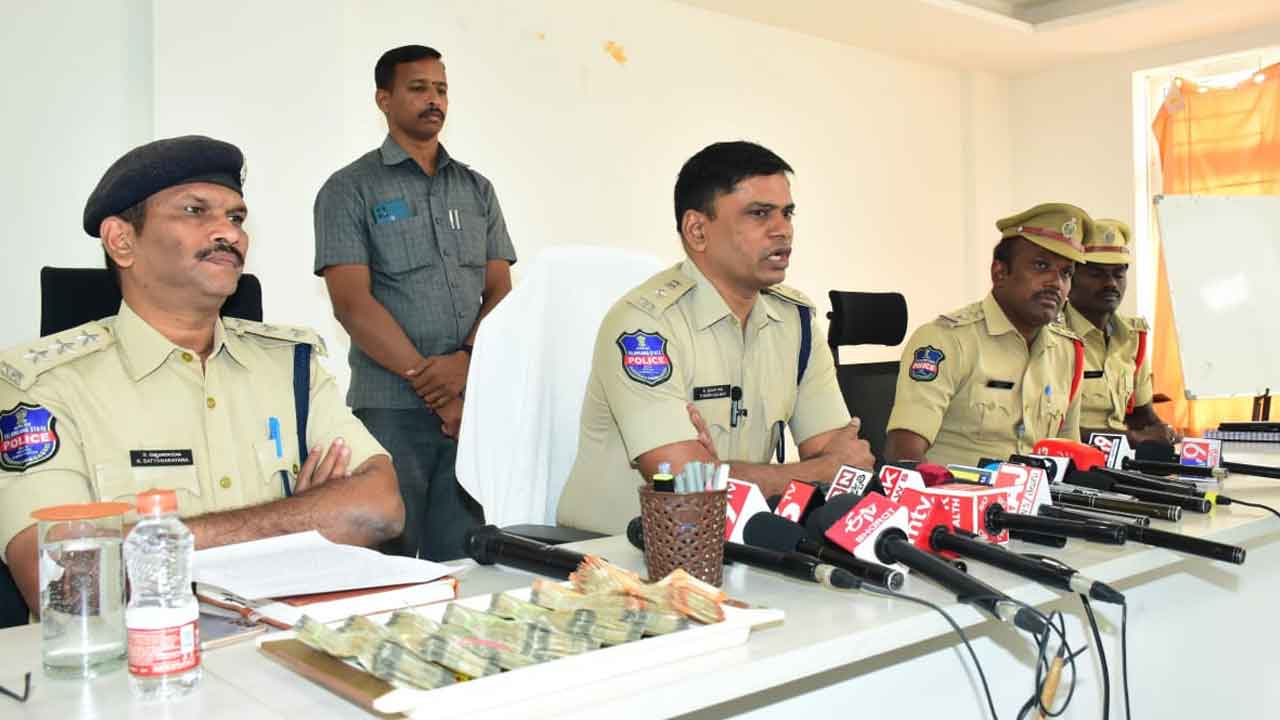 Gadwala | కారులో నగదు దొంగలించిన నిందితుడి అరెస్ట్‌.. నగదు స్వాధీనం