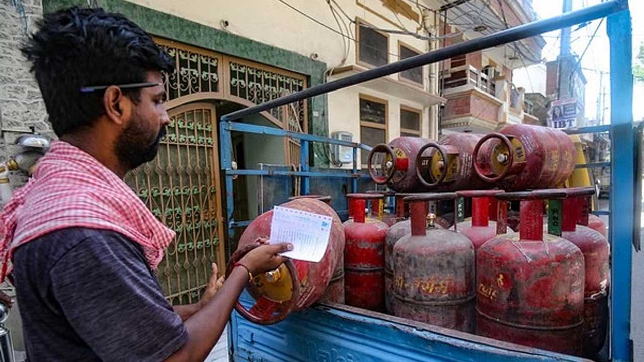 LPG Cylinder | సామాన్యులకు షాక్‌.. పెరిగిన గ్యాస్ సిలిండర్‌ ధర