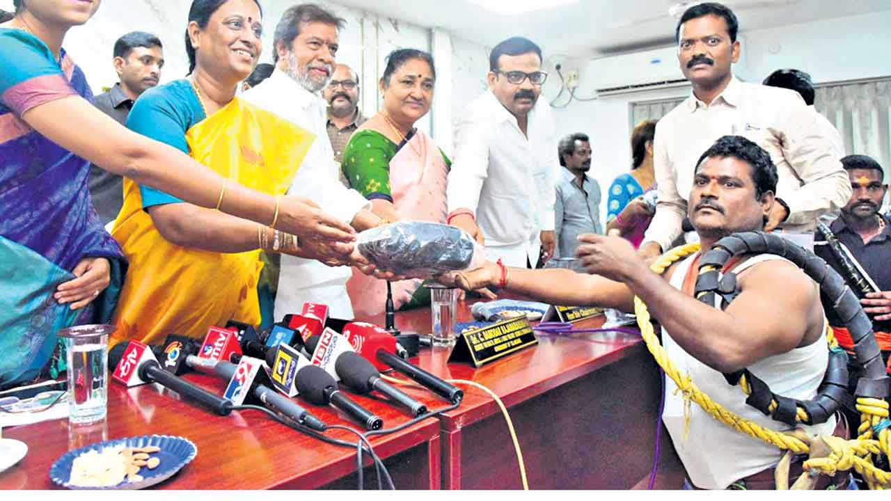 కులవృత్తులకు పెద్దపీట
