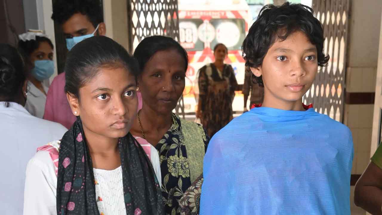 Mancherial | మరోసారి అస్వస్థతకు గురైన గిరిజన ఆశ్రమ పాఠశాల విద్యార్థులు.. హాస్పిటల్‌కు తరలింపు