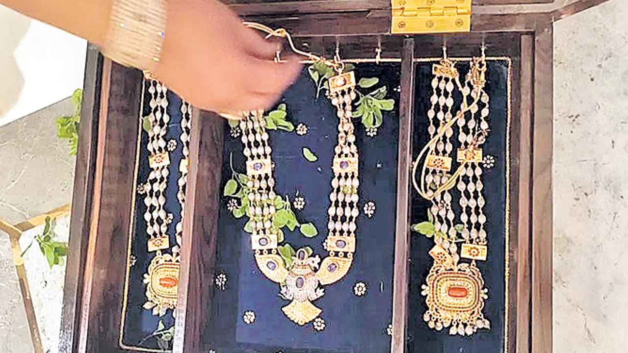 శ్రీవారికి రూ.2కోట్ల బంగారు కానుక