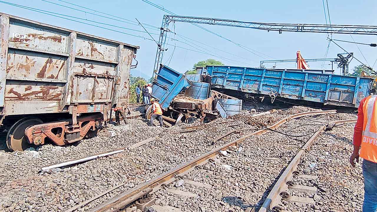 గూడ్స్‌ రైలు బోల్తా.. 12 బోగీలు ధ్వంసం